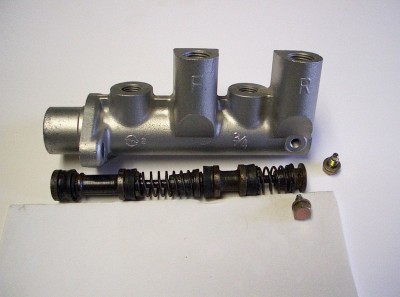 Master cylinder keeper bolts-15718.JPG
